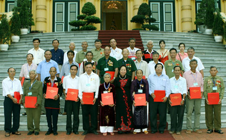 ທ່ານນາງຮອງປະທານປະເທດ ຕ້ອນຮັບຄະນະຜູ້ແທນຜູ້ມີຄຸນງາມຄວາມດີແຂວງດົງທ໋າບ